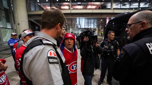 Фанаты встречают Ивана Демидова в аэропорту Торонто.