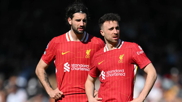 Доминик Собослаи и Диогу Жота («Ливерпуль»).