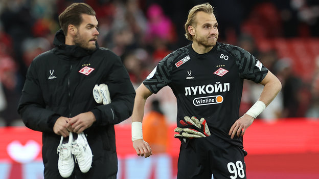Илья Помазун и Александр Максименко. Вратари Илья Помазун и Александр Максименко после матча «Спартак» — «Динамо» (Махачкала) (1:2)