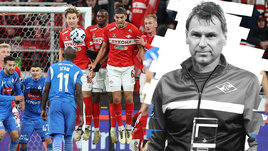 Футболисты Наиль Умяров, Кристофер Мартинс, Срджан Бабич и Даниил Денисов защищают ворота во время штрафного удара в матче «Спартак» — «Динамо» Махачкала (1:2)