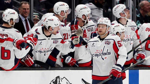 Итен Фрэнк с партнерами по «Вашингтону». Хоккеист Итен Фрэнк с партнерами по «Вашингтону»