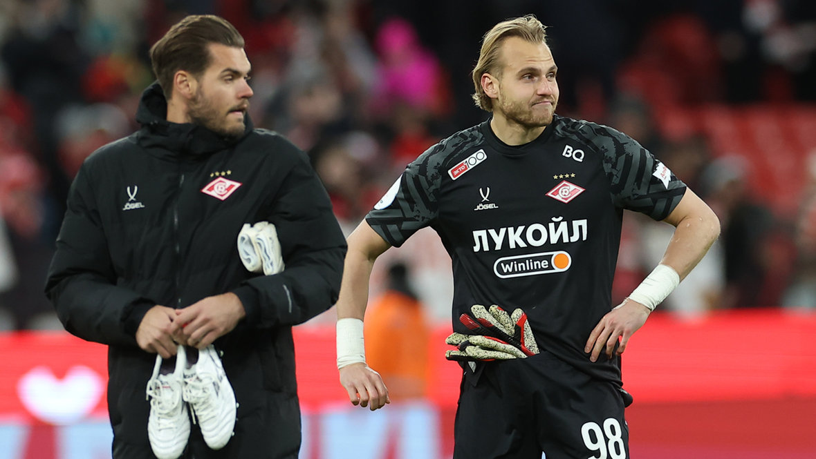 Вратари Илья Помазун и Александр Максименко после матча «Спартак» — «Динамо» (Махачкала) (1:2)