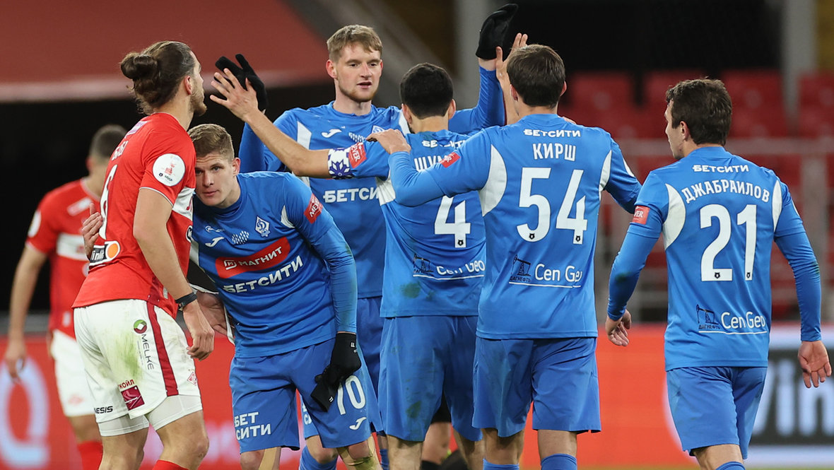 Футболисты махачкалинского «Динамо» празднуют победу над «Спартаком»