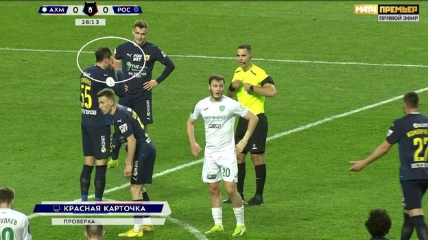 Защитник «Ростова» Максим Осипенко крутит пальцем у виска, оспаривая решение судьи Яна Бобровского удалить его с поля.