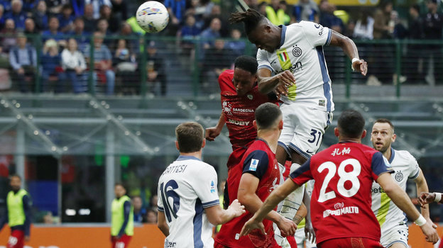 Защитник «Интера» Янн Биссек забивает гол в ворота «Кальяри».