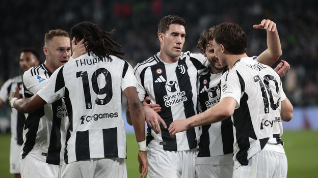 Футболисты «Ювентуса» празднуют гол в ворота «Лечче».