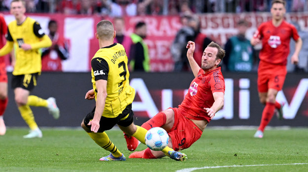 Защитник дортмундской «Боруссии» Вальдемар Антон и нападающий «Баварии» Харри Кейн.