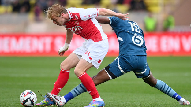 Нападающий «Монако» Мика Бирет и защитник «Марселя» Бамо Мейте.