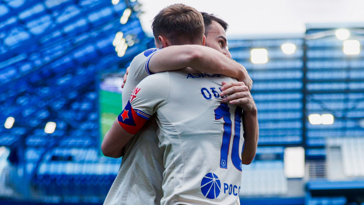 Футболисты Милан Гайич и Иван Обляков празднуют гол в матче «Оренбург» — ЦСКА (0:2)