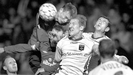 Футболисты Сергей Игнашевич и Василий Березуцкий — на «втором этаже» против Стефана Гричинга (№ 4). «Осер» — ЦСКА — (2:0). 14 апреля 2005 года. Осер.