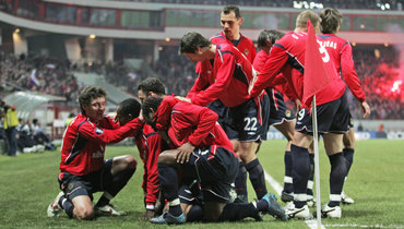 Радость армейцев после гола Чиди Одиа, открывшего счет в матче ЦСКА — «Осер» — 4:0. 7 апреля 2005 года. Москва