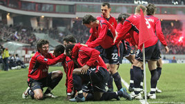 Радость армейцев после гола Чиди Одиа, открывшего счет в матче ЦСКА — «Осер» — 4:0. 7 апреля 2005 года. Москва