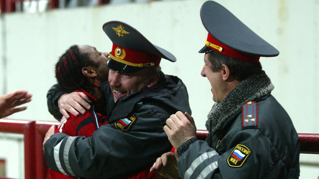 Вагнер Лав разделяет радость с правоохранительными службами. Вагнер Лав разделяет радость с правоохранительными службами.