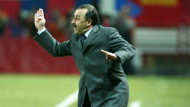 Главный тренер армейцев Валерий Газзаев в матче ЦСКА — «Осер» (4:0). 7 апреля 2005 года. Москва.