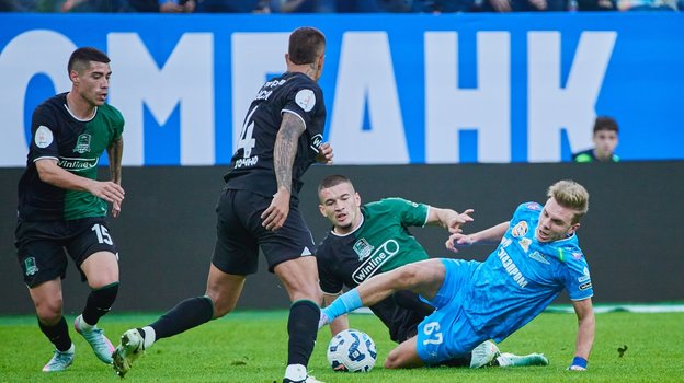 Полузащитник «Зенита» Максим Глушенков (справа) в борьбе за мяч с хавбеком «Краснодара» Александром Черниковым.