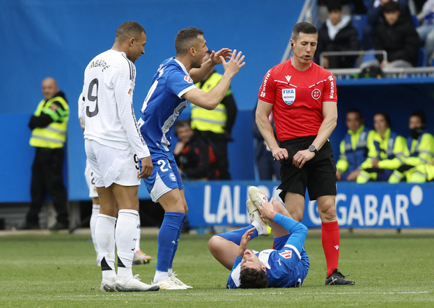 Килиан Мбаппе (слева) после фола на Антонио Бланко.