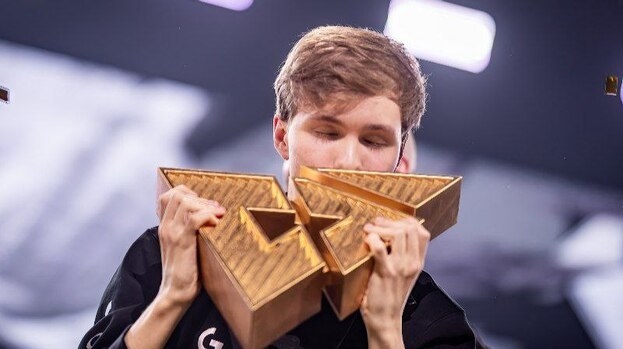 m0NESY c трофеем BLAST Premier: World Final 2024.