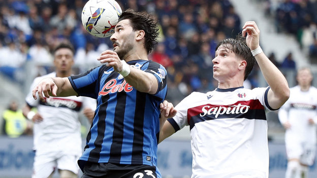 Футболист «Аталанты» Сеяд Колашинац (слева) и игрок «Болоньи» Джованни Фаббиан.