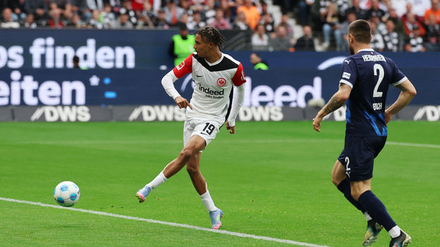 Форвард «Айнтрахта» Жан-Маттео Баойя забивает гол в ворота «Хайденхайма».