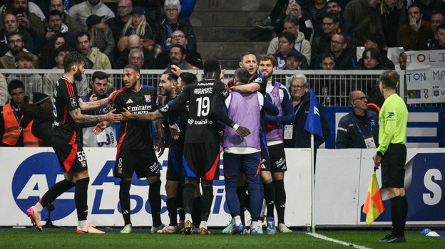 Футболисты «Лиона» празднуют гол в ворота «Осера».