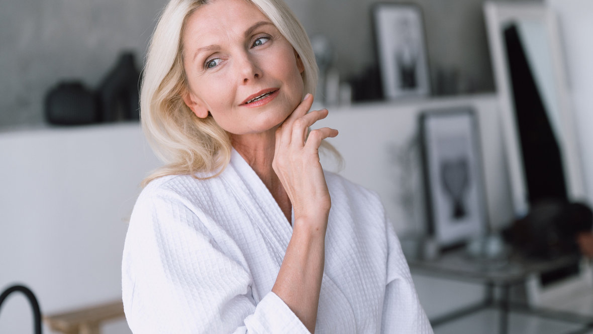 Взрослая женщина ухаживает за собой