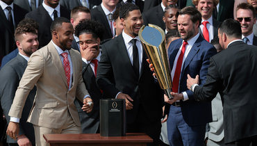 Вице-президент США Джей Ди Вэнс (справа) сломал кубок во время церемонии награждения студенческой команды в Белом доме.