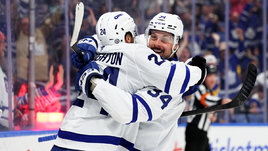 Хоккеист Остон Мэттьюс празднует гол со Скоттом Лоутоном в матче НХЛ «Баффало» — «Торонто» (0:4).