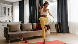 Улыбающаяся молодая спортивная женщина