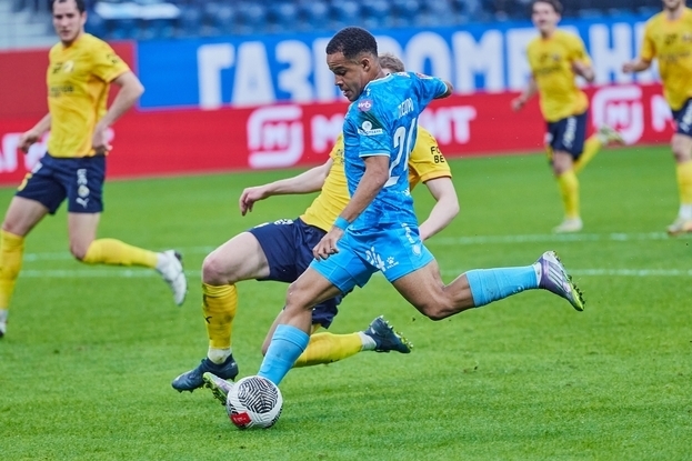 Форвард «Зенита» Педро в матче с «Ростовом».