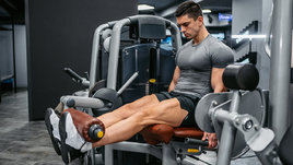 Мужчина делает разгибание ног