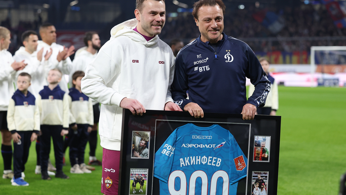 Вратарь ЦСКА Игорь Акинфеев и Ролан Гусев.