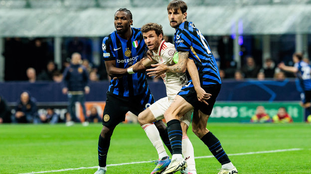 Футболист «Баварии» Томас Мюллер (в центре) против игроков «Интера» Маркуса Тюрама и Алессандро Бастони.