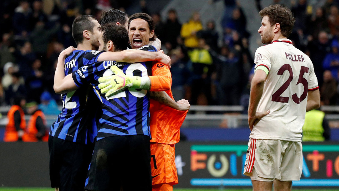 Футболисты «Интера» празднуют победу в матче «Интер» — «Бавария» (2:2).