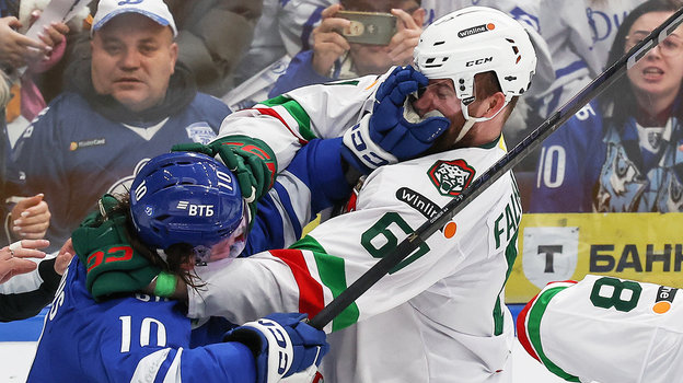 Макс Комтуа и Степан Фальковский. Хоккеисты Макс Комтуа и Степан Фальковский в матче «Динамо» — «Ак Барс»