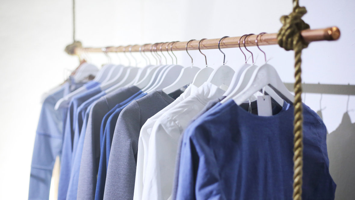 Одежда на вешалках
