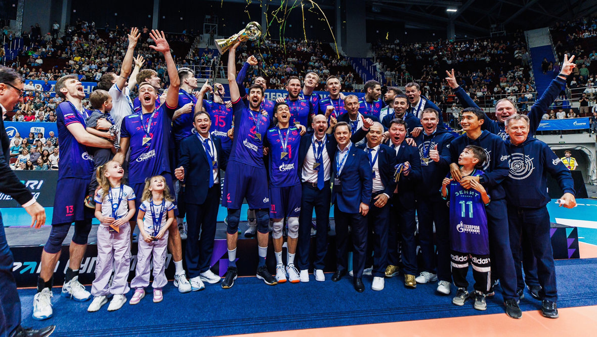 Игроки и тренеры казанского «Зенита» празднуют победу в Суперлиге