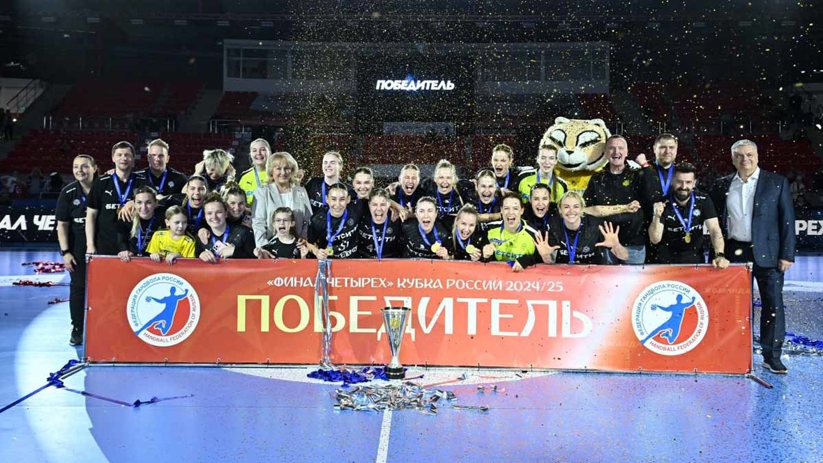 Игроки и тренеры «Ростов-Дон» празднуют победу в Кубке России