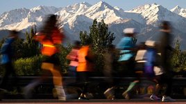 Участники бегового марафона в Алматы