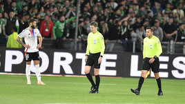 В судью матча «Лиона» и «Сент-Этьена» швырнули монетой: из-за этого игру прервали на 35 минут