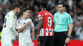 Федерико Вальверде и Браим Диас спорят с судьей Хуаном Мартинесом Мунуэрой во время матча «Реал» — «Атлетик» (1:0).