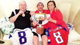 Хоккеист Александр Овечкин с родителями Михаилом и Татьяной Овечкиными.