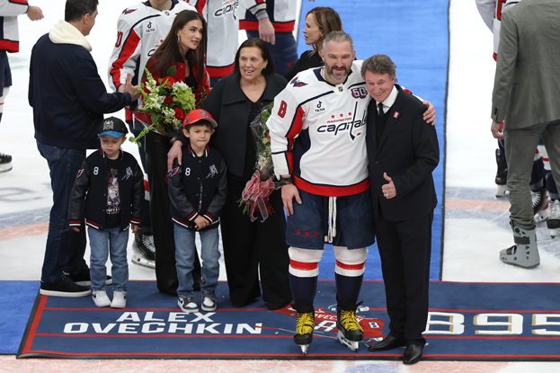 Александр Овечкин с мамой Татьяной, женой Настасией, детьми и Уэйном Гретцки. Нападающий «Вашингтона» Александр Овечкин с мамой Татьяной, женой Настасией, детьми и Уэйном Гретцки