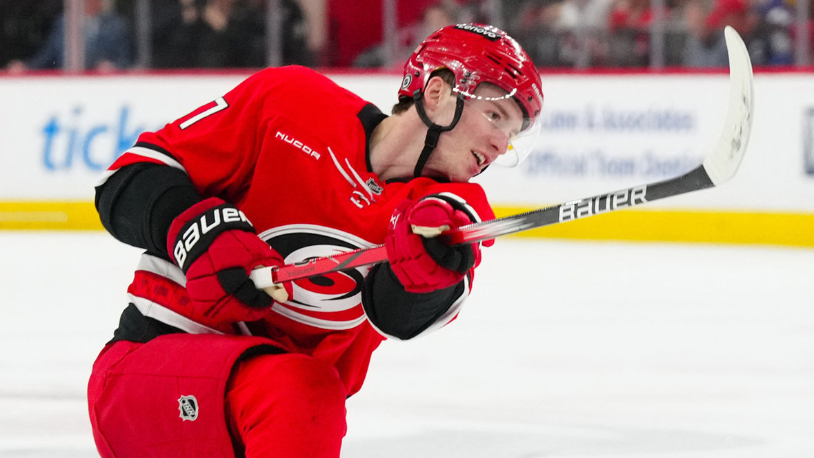 Форвард «Каролины» Андрей Свечников