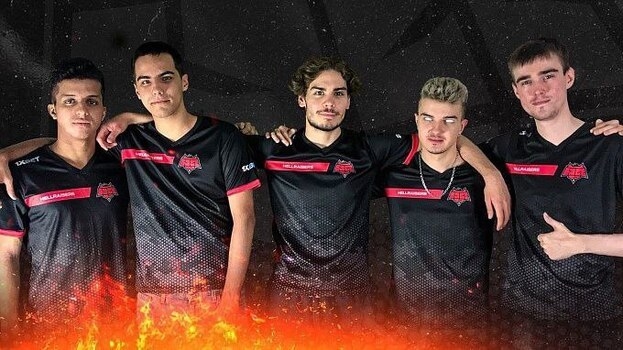 Состав HellRaisers по Dota 2. Nix по центру.