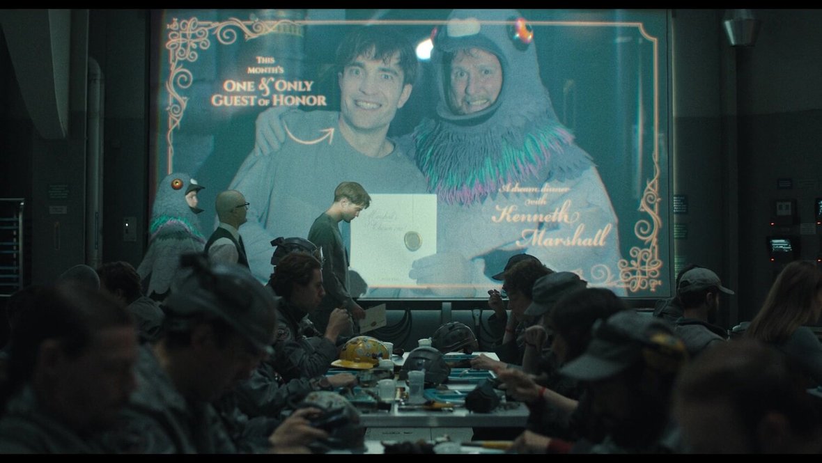 Кадр из фильма «Микки 17», реж. Пон Джун-хо, Warner Bros.