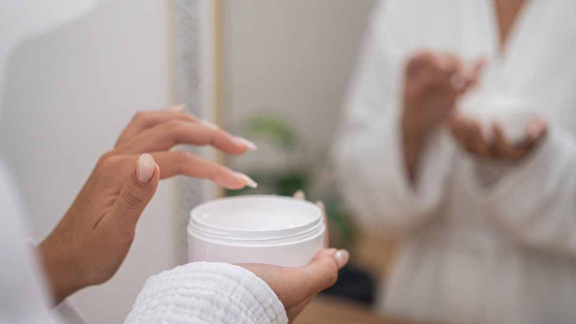 Крем в руках девушки