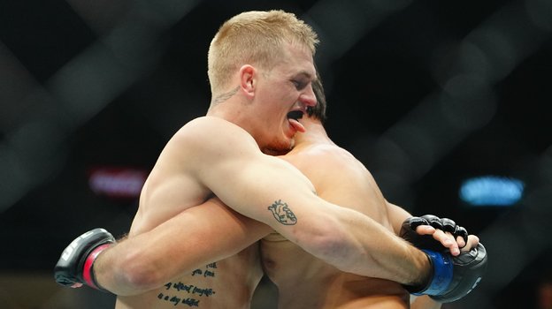 Иан Гэрри в поединке против Шавката Рахмонова.