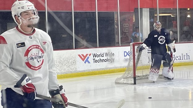 Защитник «Вашингтона» Александр Алексеев (слева) на тренировке перед вторым матчем с «Монреалем».