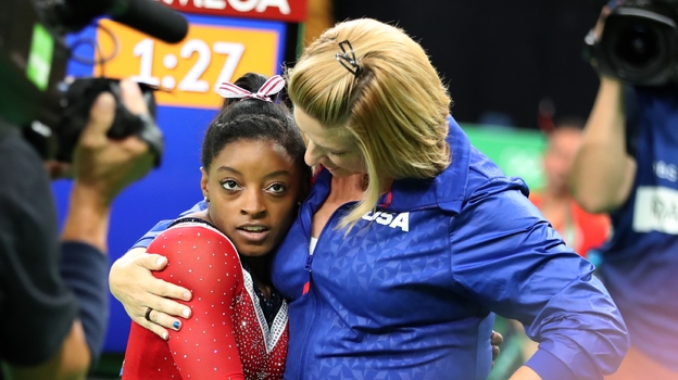 Симона Байлз и тренер Эйми Бурман.