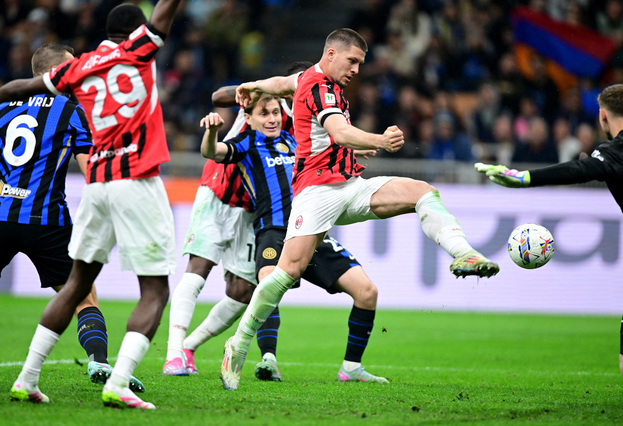 Нападающий «Милана» Лука Йович забивает второй гол в ворота «Интера».